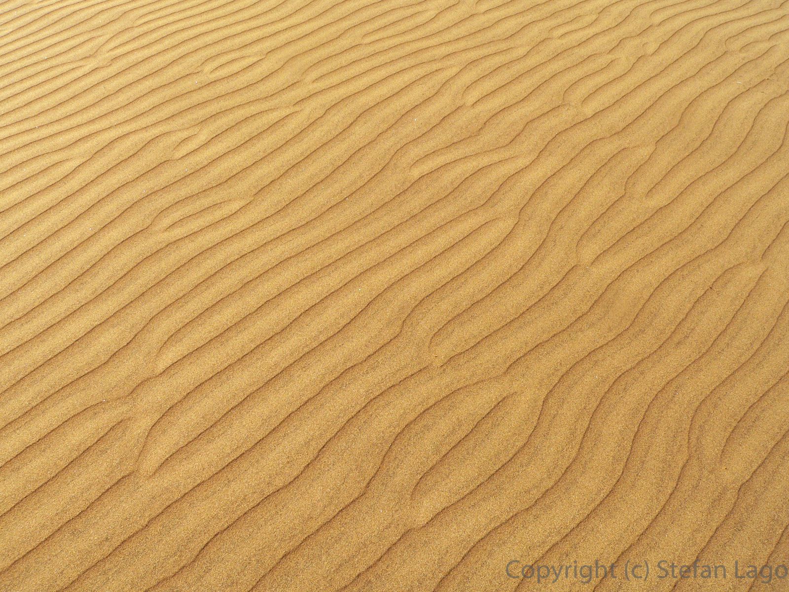 Windformed patterns in the dunes of Maspalomas, Gran Canaria.(2560 x 1920 px)